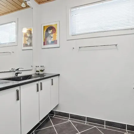 3 Bedroom Beautiful In Apartment Allinge-Sandvig