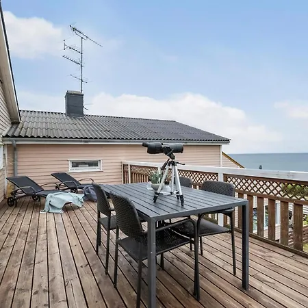 3 Bedroom Beautiful In Apartment Allinge-Sandvig