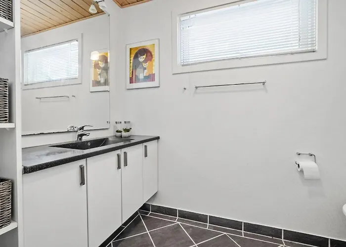3 Bedroom Beautiful In Appartement Allinge-Sandvig