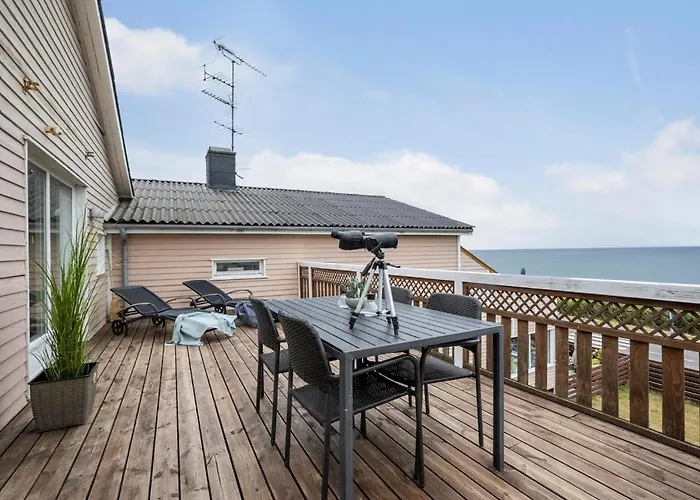 3 Bedroom Beautiful In Apartament Allinge-Sandvig