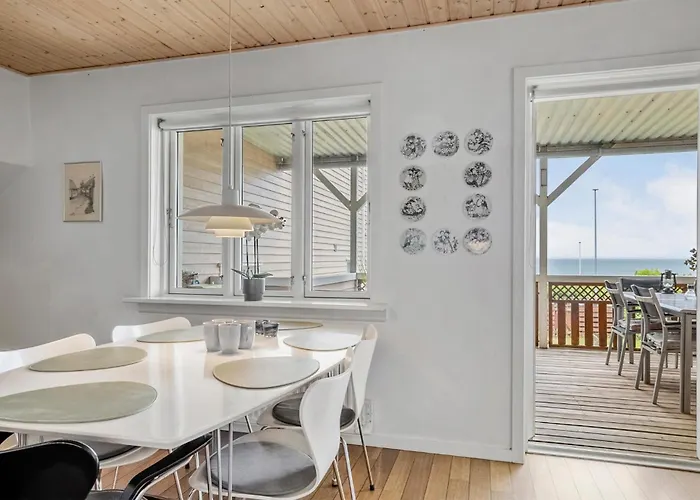 3 Bedroom Beautiful In Appartement Allinge-Sandvig